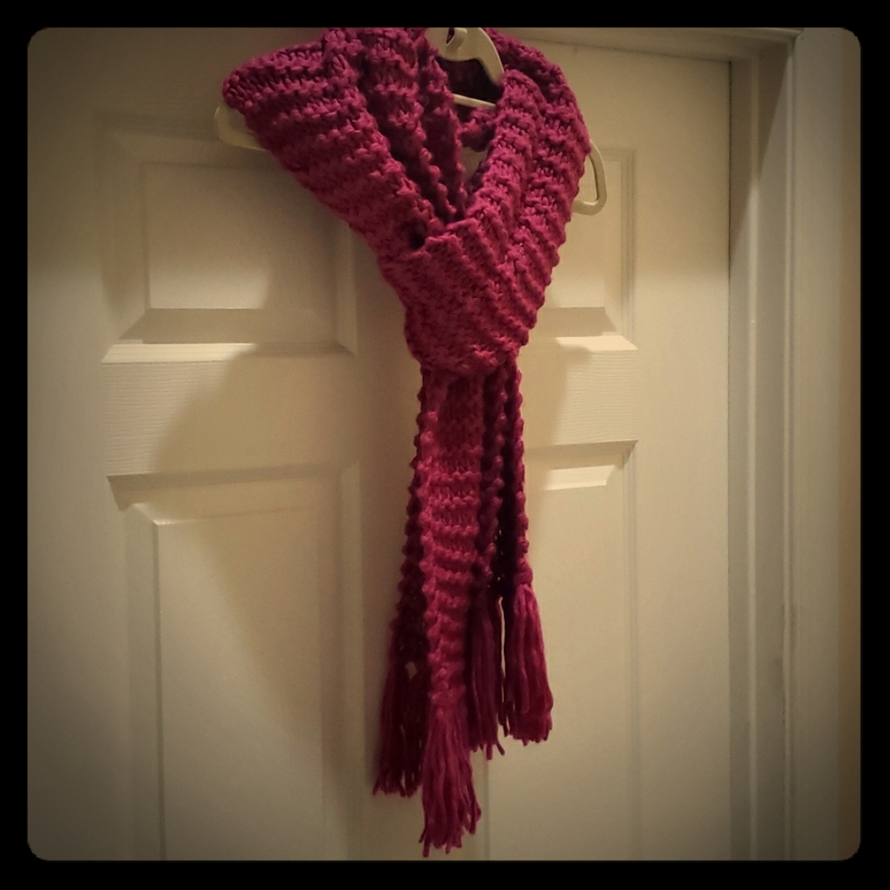 Raspberry knit scarf